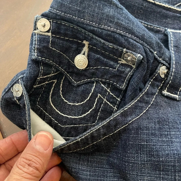 True Religion beautiful men’s shorts back packets with buttons. - Picture 15 of 16